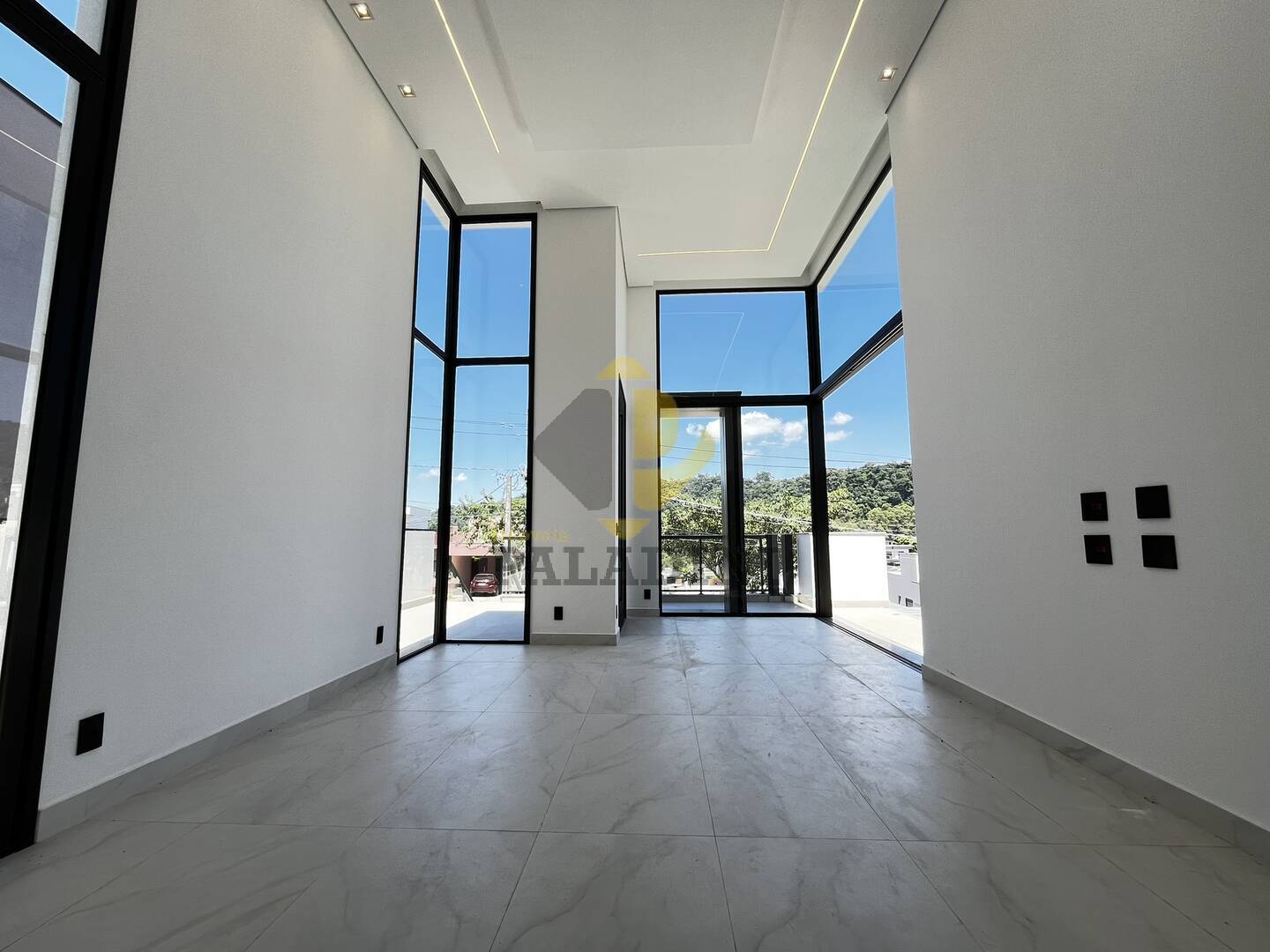 Casa à venda com 3 quartos, 245m² - Foto 2