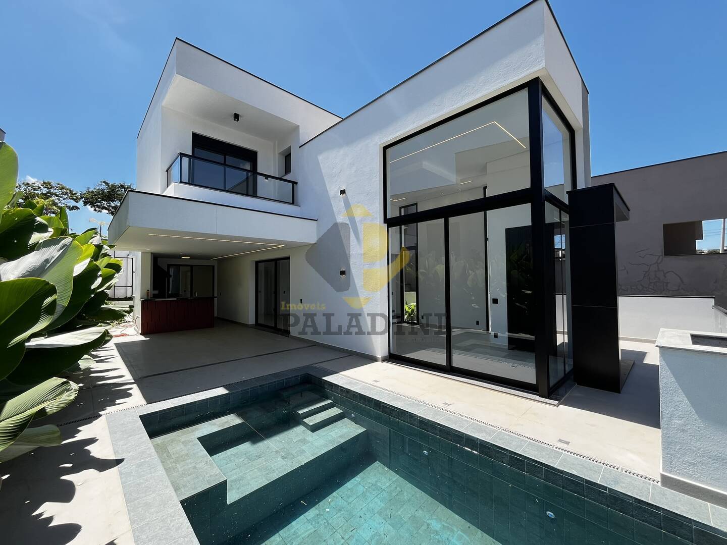 Casa à venda com 3 quartos, 245m² - Foto 1
