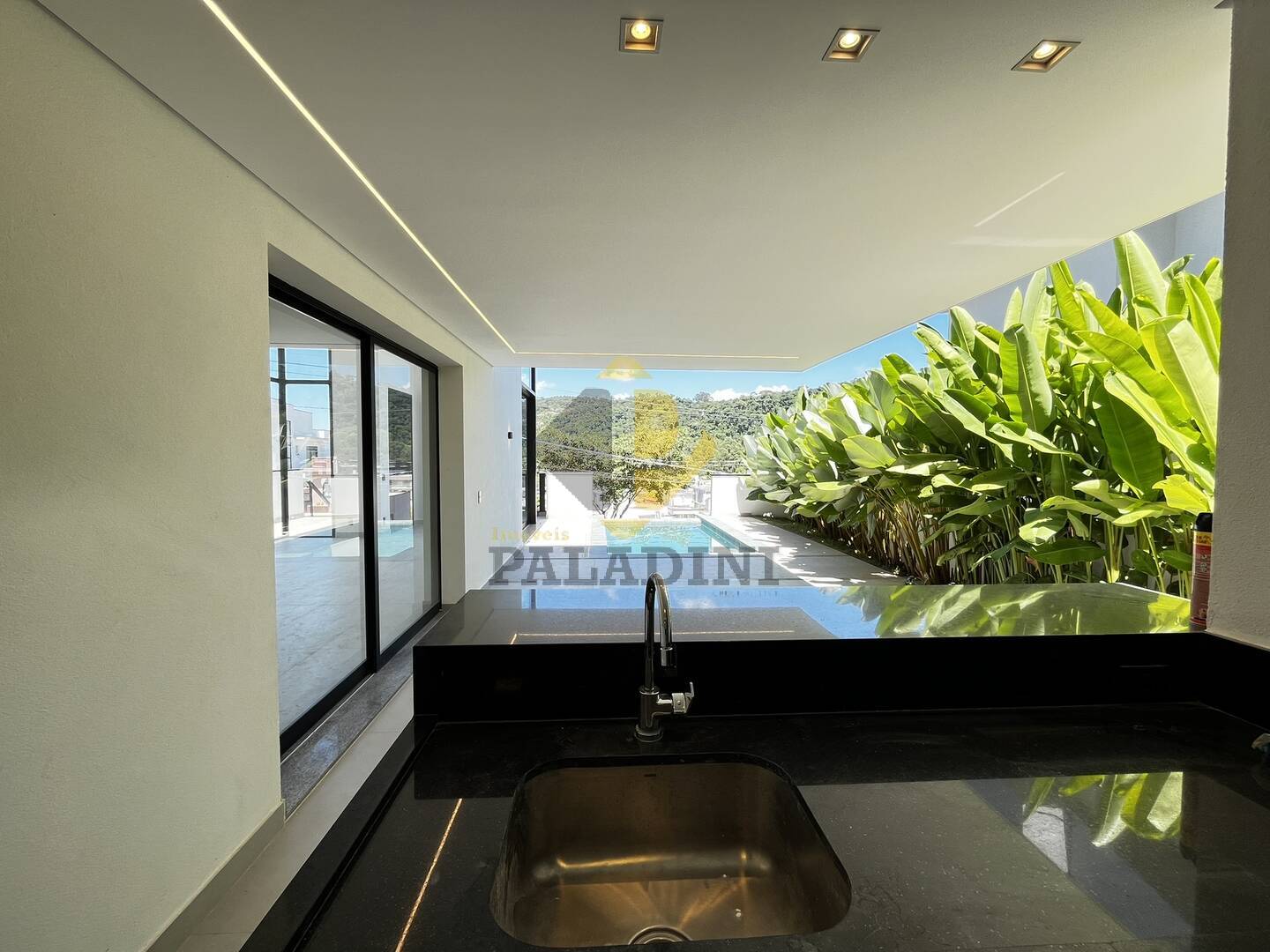 Casa à venda com 3 quartos, 245m² - Foto 8