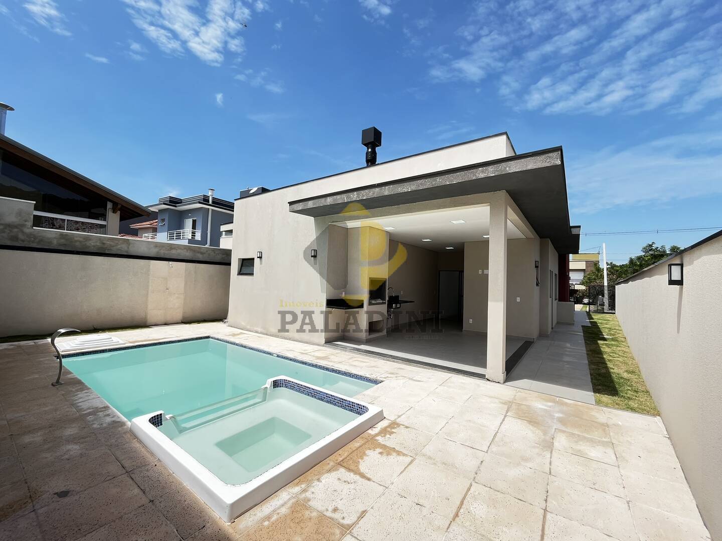 Casa à venda com 3 quartos, 195m² - Foto 2