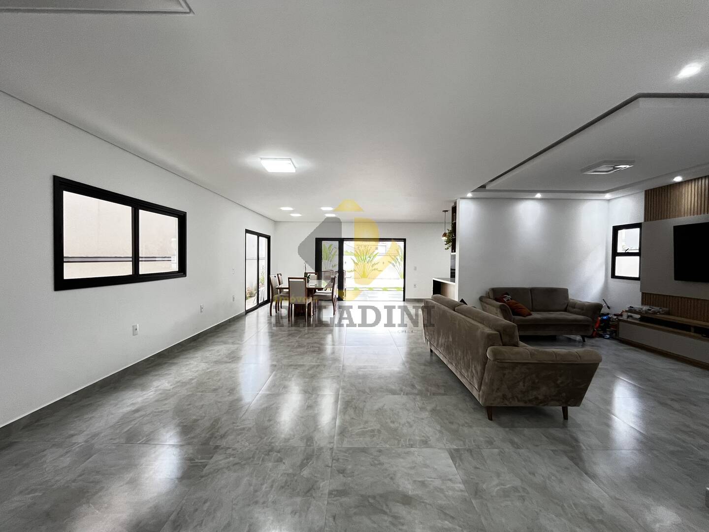 Casa de Condomínio à venda e aluguel com 3 quartos, 243m² - Foto 3