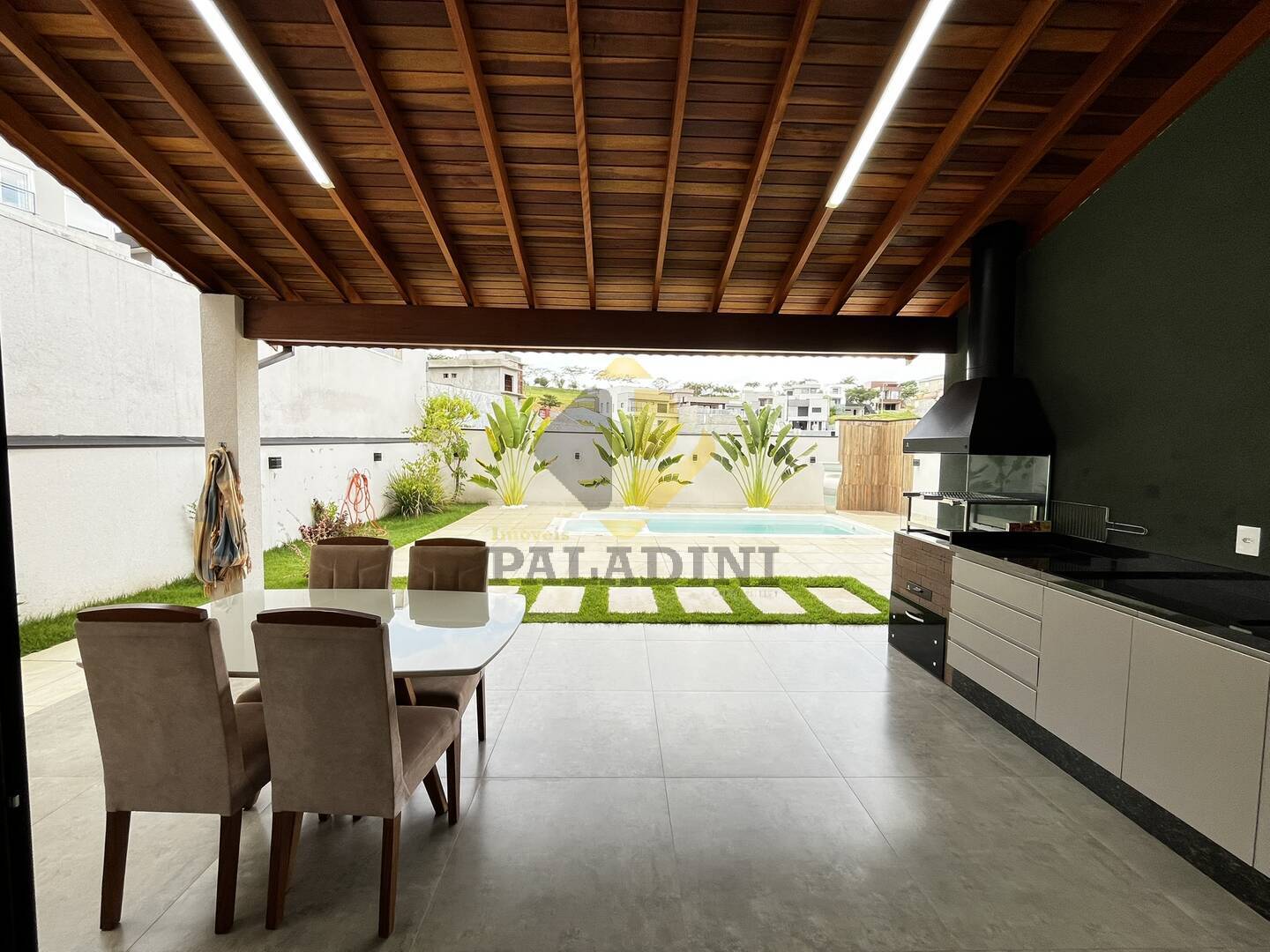 Casa de Condomínio à venda e aluguel com 3 quartos, 243m² - Foto 1