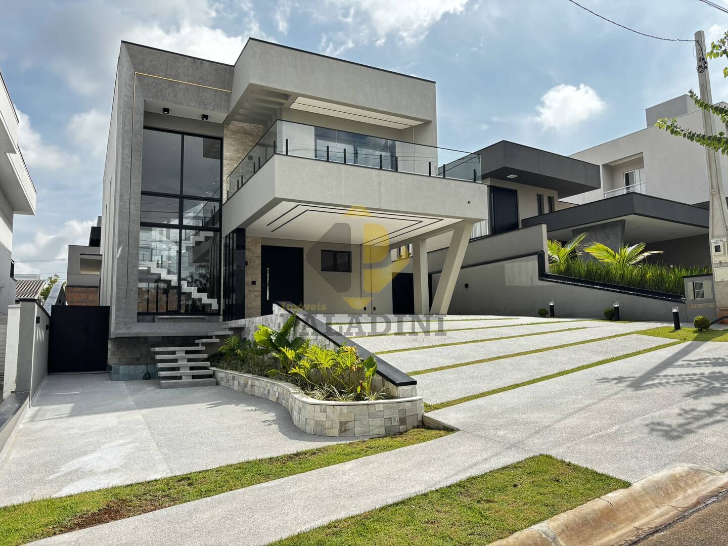 Casa à venda com 4 quartos, 265m² - Foto 1