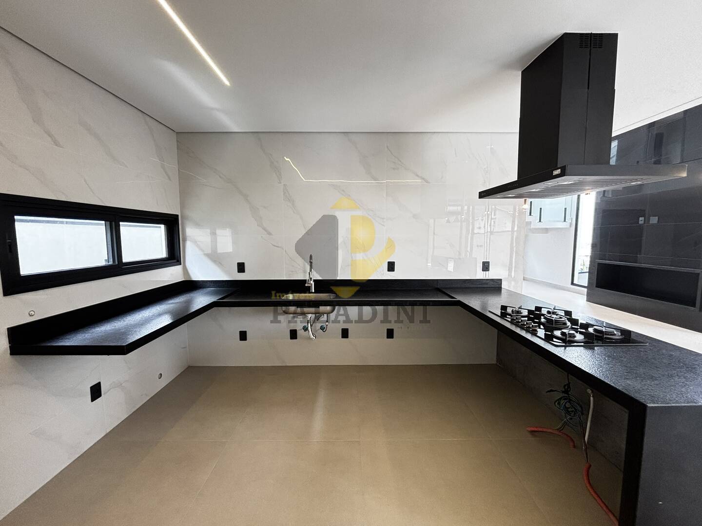 Casa à venda com 4 quartos, 265m² - Foto 15