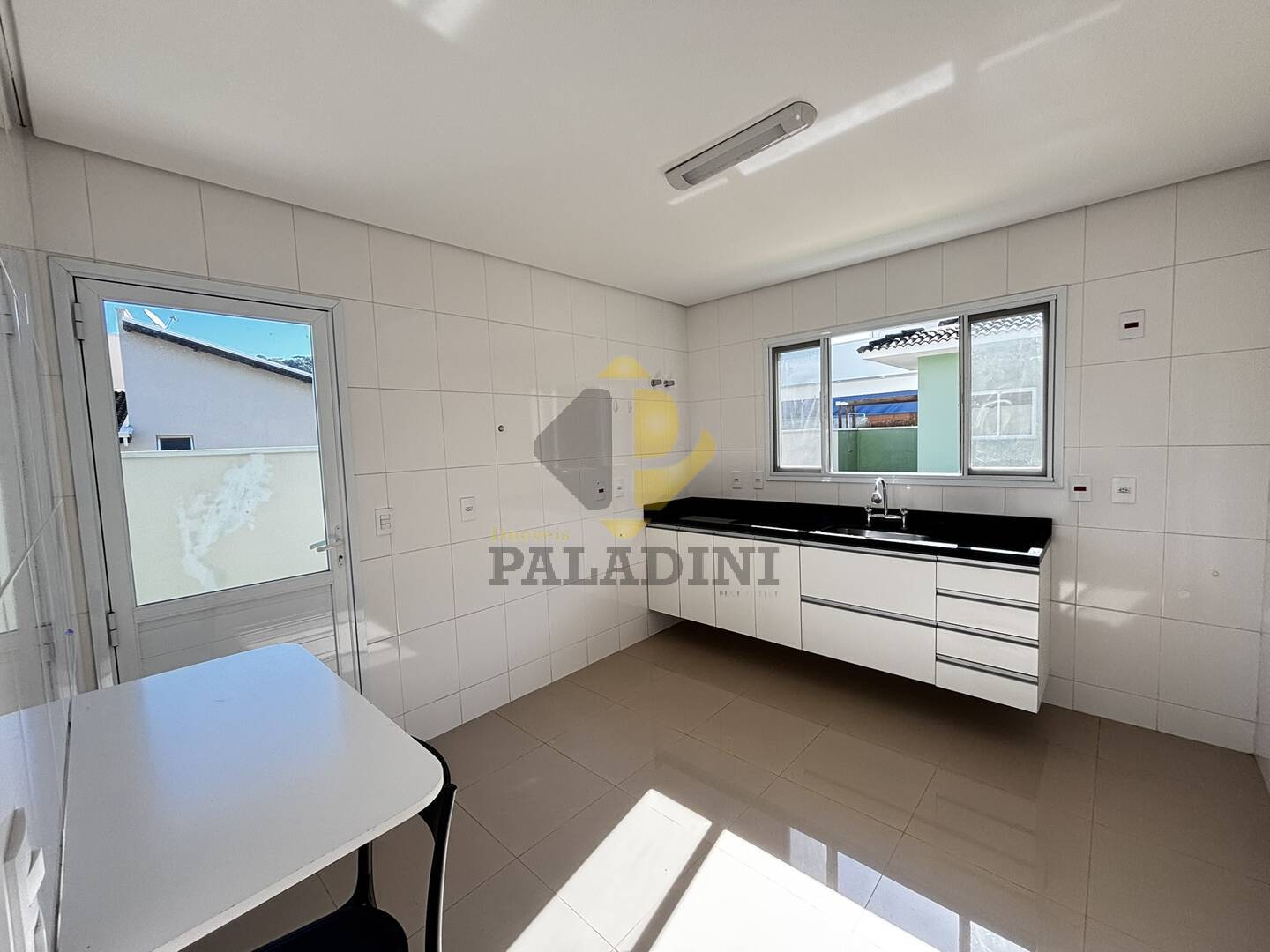 Casa à venda e aluguel com 3 quartos, 210m² - Foto 9