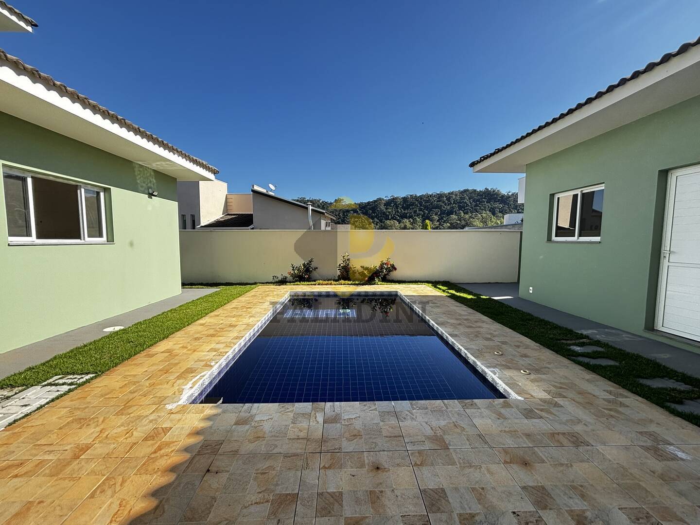Casa à venda e aluguel com 3 quartos, 210m² - Foto 4