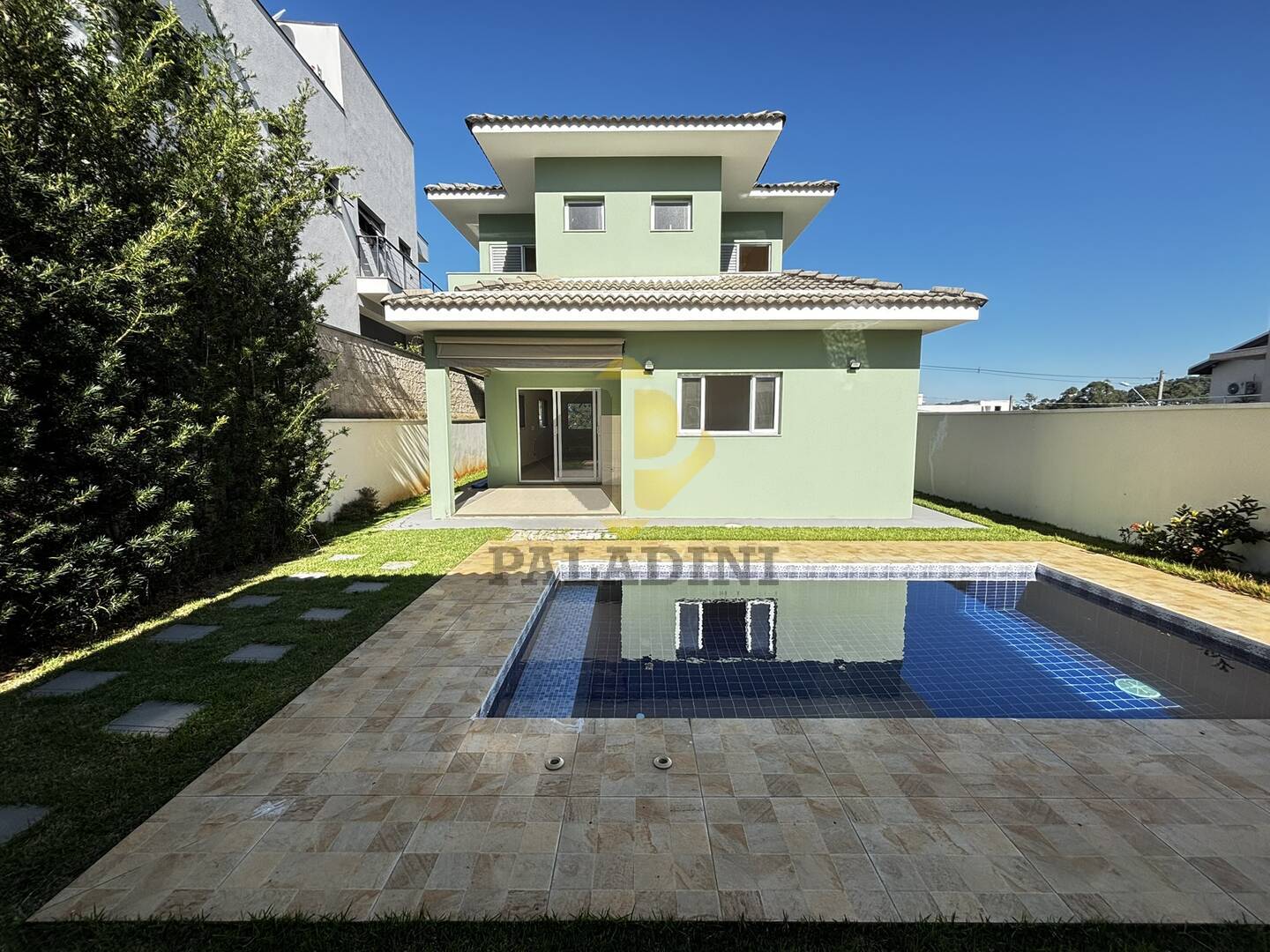 Casa à venda e aluguel com 3 quartos, 210m² - Foto 1